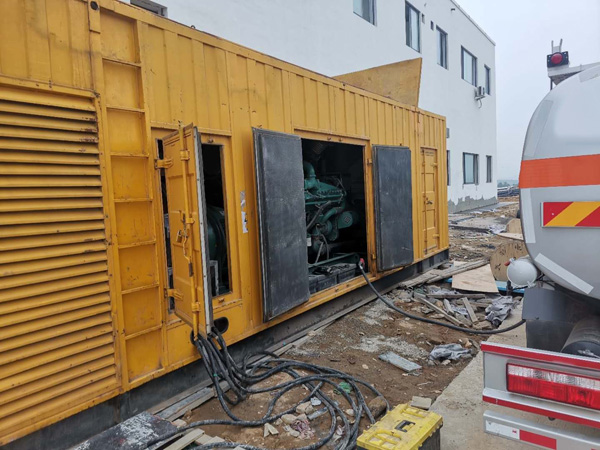 陆丰如何在发电机出租合同中约定设备的维修和保养责任？